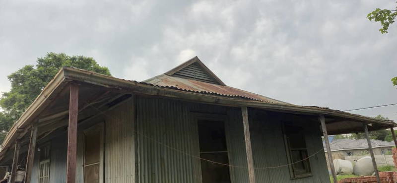 gable-on-corrugated-iron-home